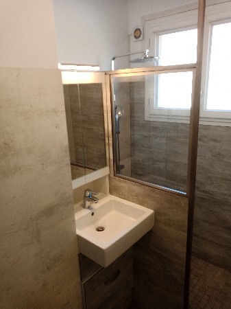 mini salle de bain maxi place remplacement de la baignoire par douche cloison en 25 et meuble sur mesure.