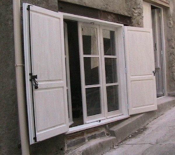 Bloc fenêtre et volets à l'ancienne<br />
Fenêtre 3 parties - 1 fixe + 2 ouvrants -<br />
Volets à plates-bandes 2 battants<br />

