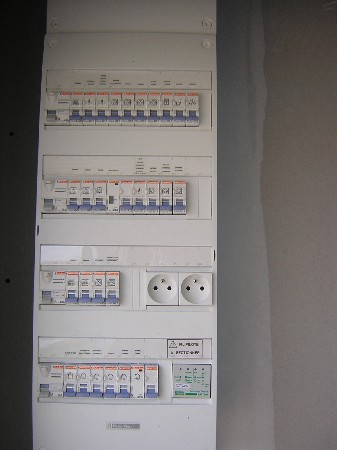 installation complète ou partielle de tableaux <br />
installation et mise aux normes électrique