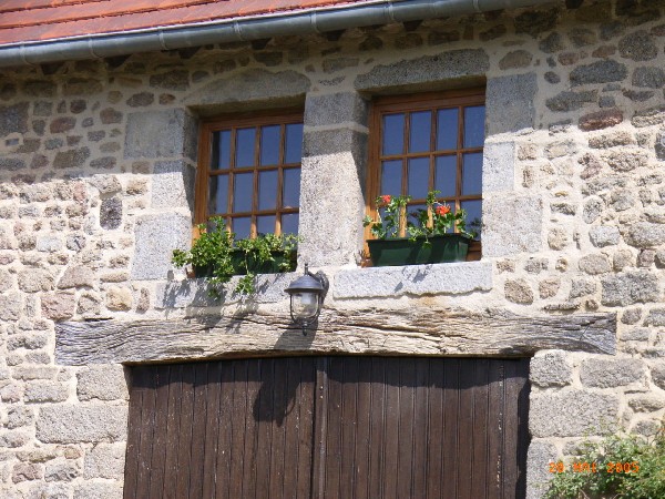 Entr. maçonnerie Chaumeix Auzances<br />
Ouverture de fenêtres dans mur en pierres