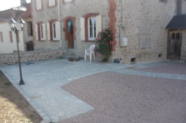 Ent. maçonnerie Chaumeix Auzances<br />
réfection des joints de la maison, terrasse de pierres bleu posées en opus et gravillons rose