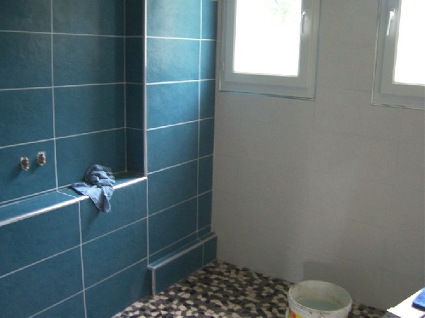 Salle de bains : sol, murs et douche italienne