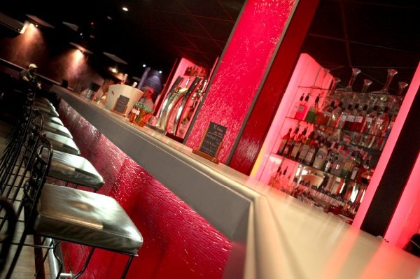 rénovation et habillage du comptoir de bar , <br />
mise en place de colonnes lumineuse sur l'arrière bar 