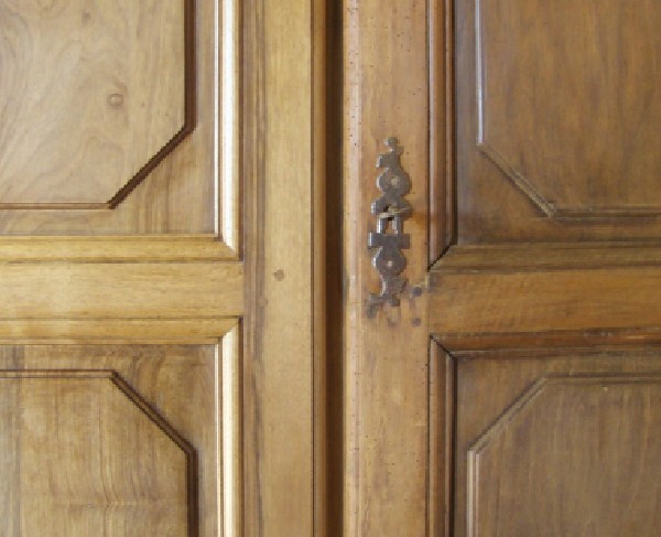 Une porte ancienne (à droite avec la serrure) et une porte refaite à l'identique (à gauche).