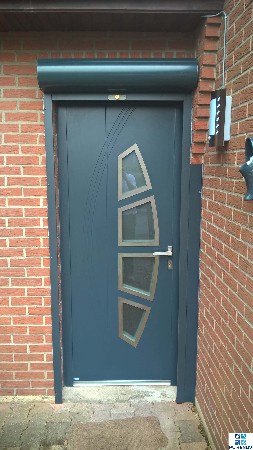 Fourniture et pose d'une porte d'entrée gris anthracite avec son volet