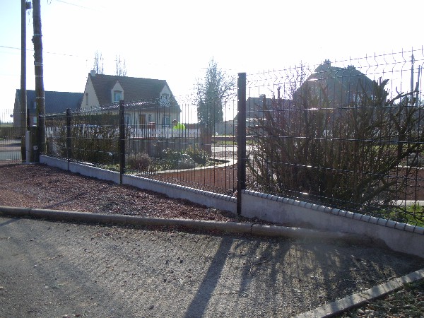Pose de clôture en panneaux rigides 1m23 et plaques de sous bassement béton 25cm