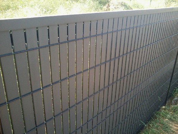 Pose d'une clôture en panneaux rigides 1m53 et occultation en lamelles pvc gris anthracite 