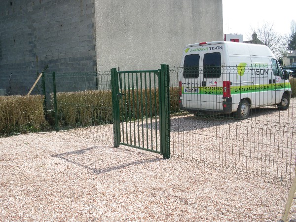 Pose d'une clôture en panneaux rigides verts 1m53 et d'un portillon barreaudé. 