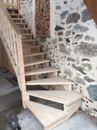 escalier extérieur en mélèze, fabriqué sur mesure
