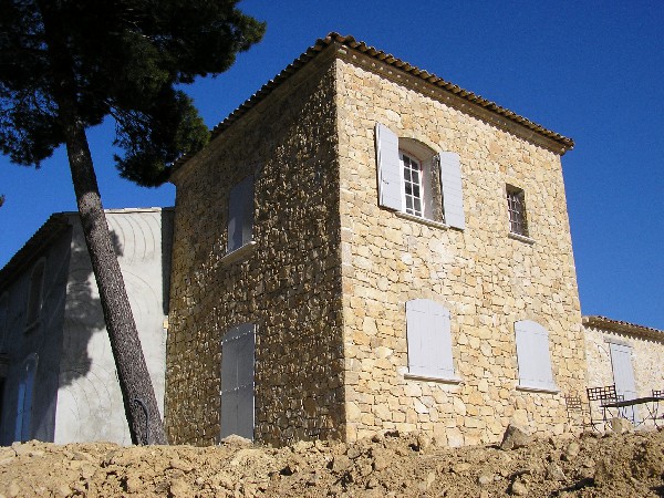 Appareillage de façade en pierre à bâtir du Haut Var.
