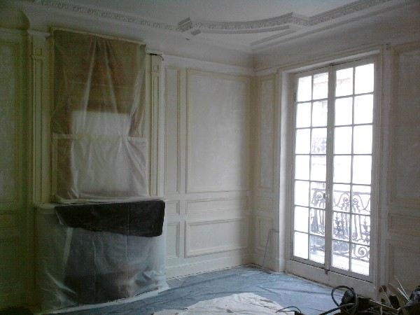 Préparation des murs et plafonds avec corniches,pour une remise en peinture général de l'appartement <br />
<br />
Travail minutieux et long 