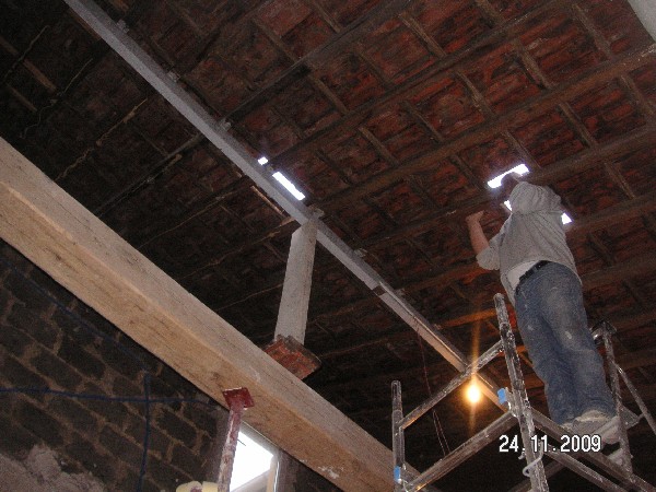 Réparation de toiture avant création d'isolation thermique.<br />
Création d'1 mezzanine à la place d'un comble perdu.